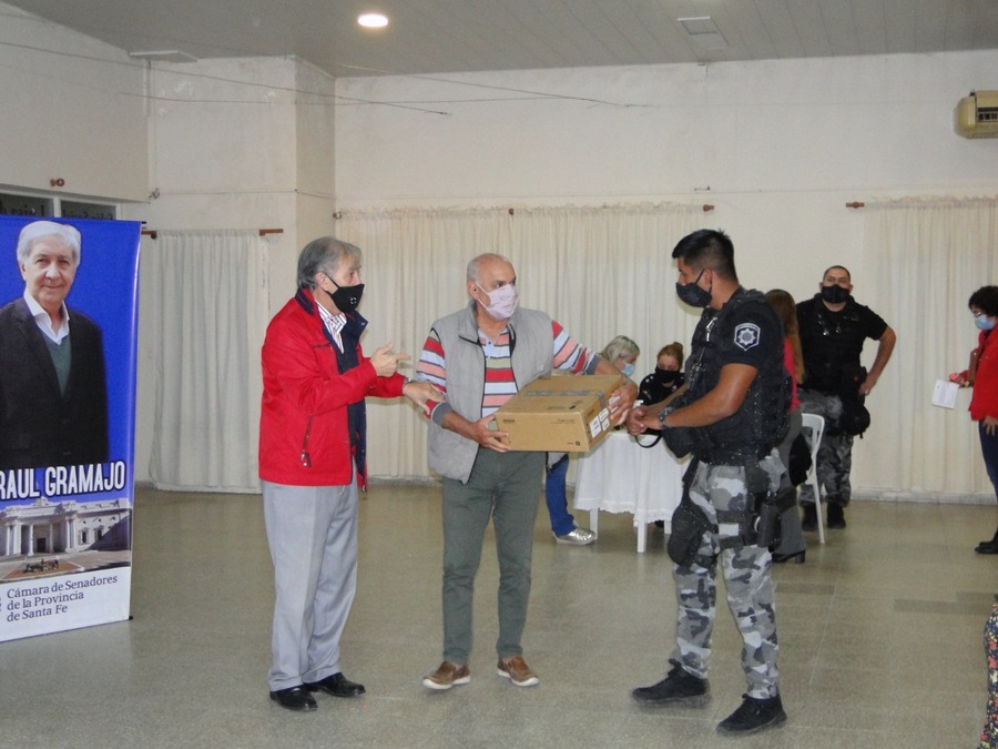 Gramajo entregó aportes a instituciones de Tostado