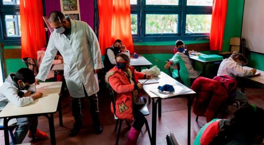 Si las condiciones sanitarias lo permiten, la vuelta a las aulas comenzaría en el centro-norte santafesino