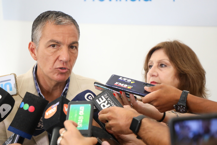 La provincia mejoró el ofrecimiento de incremento salarial a los gremios docentes y de la administración central