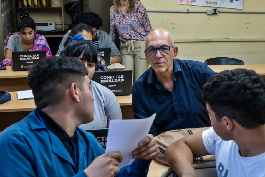 El ministro Debloc visitó al EETP 387 de Santa Fe que forma parte de los 31 establecimientos educativos ya conectados