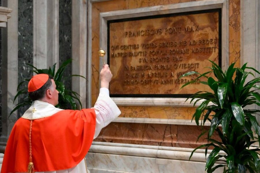 Santa María la Mayor recuerda al papa Francisco en el primer aniversario de su muerte