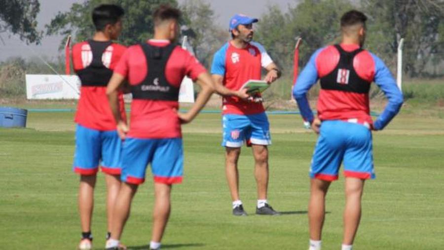 Con Acevedo y Zenón en duda, Azconzábal tendría el equipo para recibir a Sarmiento