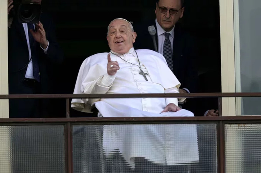 El Papa avanza en su recuperación: mejora su motricidad, su respiración y su habla