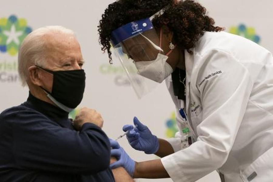 Joe Biden se vacunó contra el coronavirus frente a las cámaras de televisión