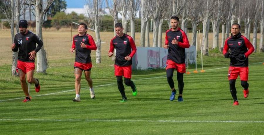 Mientras el plantel entrena, la dirigencia de Colón busca saldar deudas