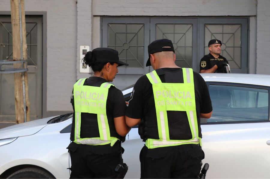 Operativos preventivos: la Policía intensifica controles de vehículos, motovehículos e identificaciones en la ciudad de Santa Fe