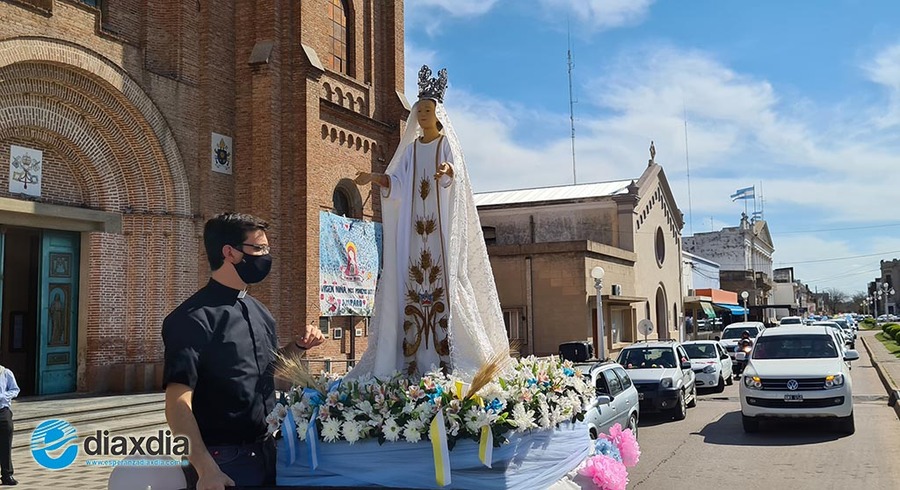 Multitudinaria caravana con la Virgen por las calles de la ciudad de Esperanza
