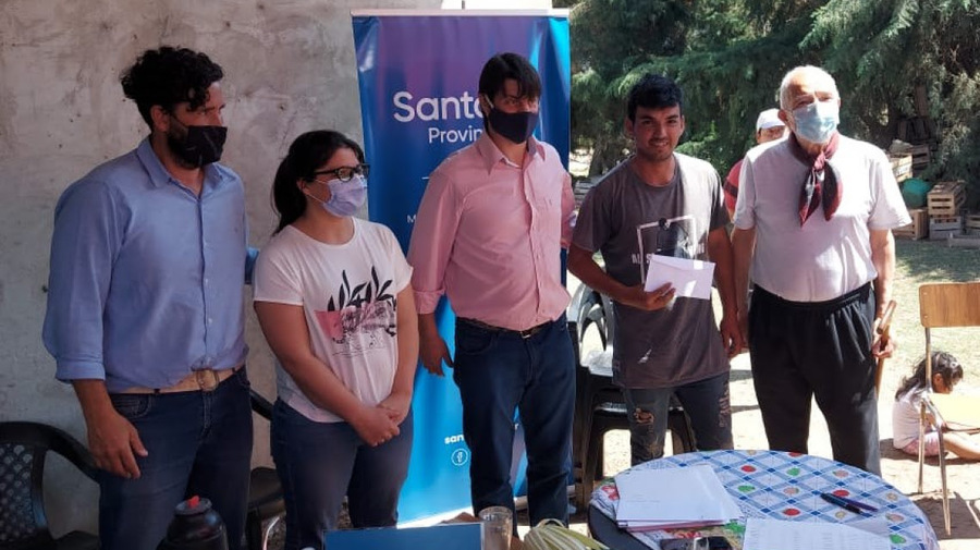 La provincia entregó 6 millones de pesos a productores hortícolas de Helvecia y la región
