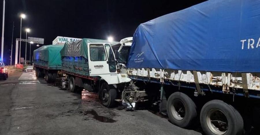 Un chofer se quedó sin frenos y chocó a otro camión en el peaje de la autopista