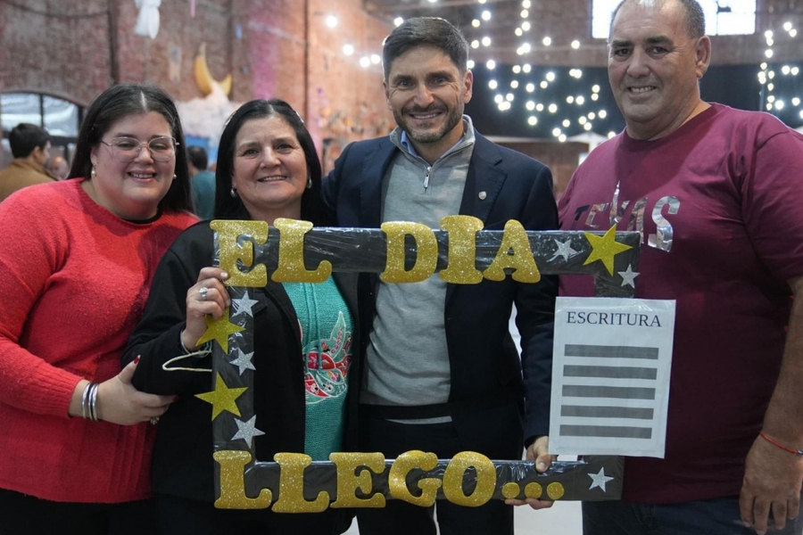 Sueño cumplido para 190 familias: Pullaro encabezó una nueva entrega de escrituras de viviendas en Santa Fe