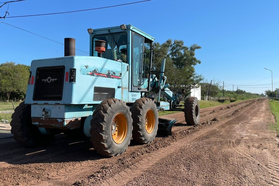 Obras Públicas repasa y arregla el ripio de calle Brown para mejorar la transitabilidad en la ciudad
