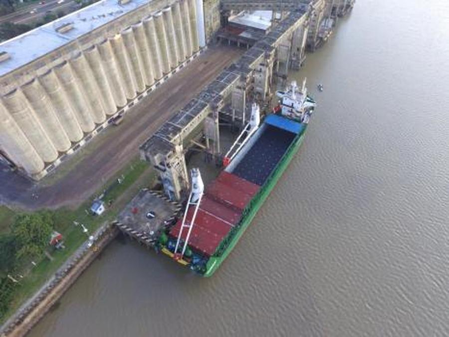 Después de cinco años ingresó un barco cerealero al puerto de Santa Fe