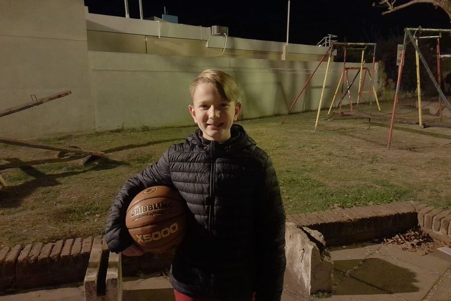 Pidió una cancha de básquet para su barrio, recibió el apoyo de Campazzo y el municipio promete hacerla