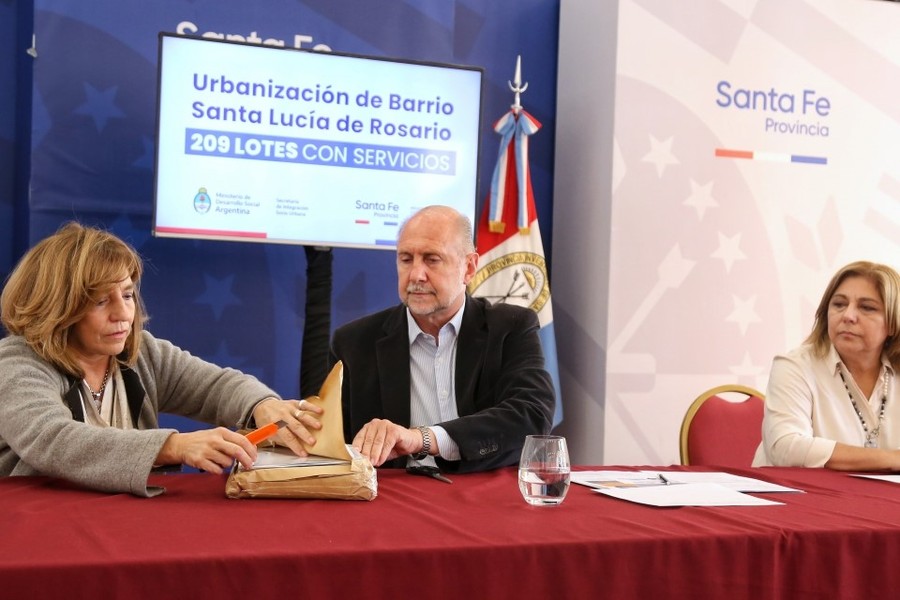 Perotti presidió la apertura de sobres de la licitación de la obra de urbanización del barrio Santa Lucía de Rosario