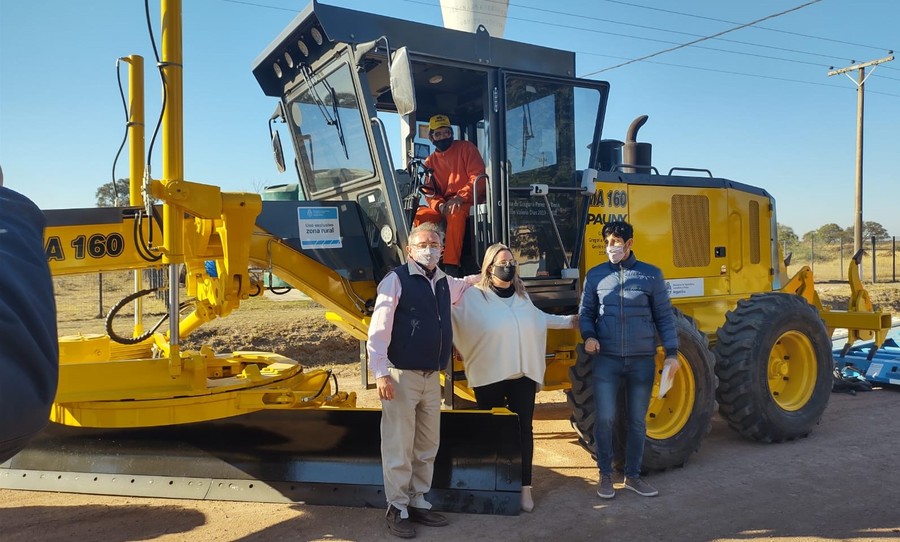 Entregan nueva máquina motoniveladora a Gregoria Pérez de Denis
