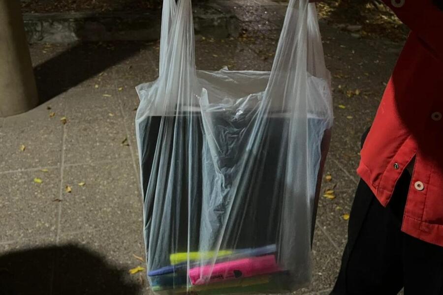 Por medidas de seguridad, una escuela de barrio El Pozo elimina mochilas y cartucheras